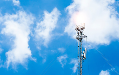 Obraz premium The antenna of the telecommunication apparatus and the receiver of the sky blue sky communication.