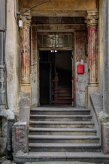 Fototapeta na wymiar Verblichene Schönheit: Verfallene Kolonialarchitektur in der Altstadt von Qingdao, einer früheren deutschen Kolonie