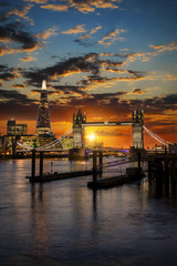 Fototapeta premium Tower Bridge i miejski panoramę Londynu o zachodzie słońca, Wielka Brytania