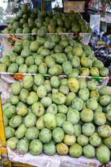 インドの市場でグリーンマンゴー