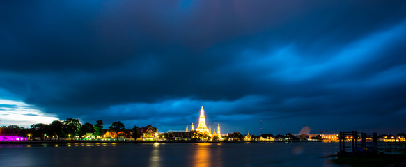 Fototapeta na wymiar Wat Arun Ratchawararam Ratchawaramahawihan The Chao Phraya River, symbolizing the beauty of the world is one of the important landmarks. Beautifully decorated with art and architecture.