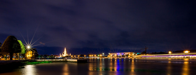 Wat Arun Ratchawararam Ratchawaramahawihan The Chao Phraya River, symbolizing the beauty of the world is one of the important landmarks. Beautifully decorated with art and architecture.
