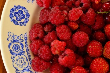 Малина, клубника и красная смородина