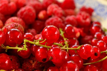 Красная смородина на тарелке