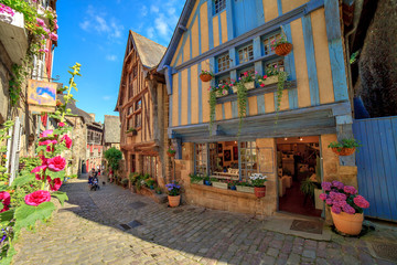 Vieilles maisons dans la ville de Dinan, Bretagne - obrazy, fototapety, plakaty
