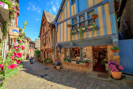 Vieilles maisons dans la ville de Dinan, Bretagne