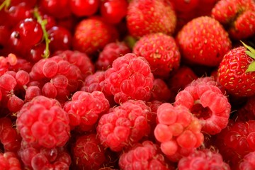 Малина на тарелке свежая