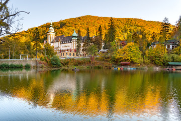 Fototapeta na wymiar Lake in the mountains in autumn colours with a fairytale castle in Lillafured, Miskolc, Hungary