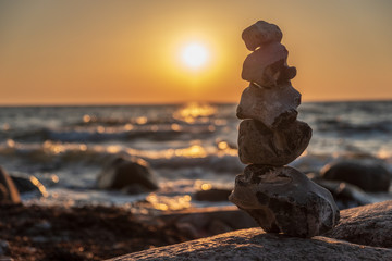 Steinpyramide am Meer