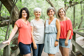 Obraz premium groupe of women sister together with her senior mother