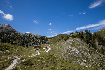 Wanderweg im Hochgebirge - Dolomiten