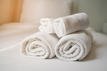 Obraz na płótnie Canvas white towels on bed for hotel customer