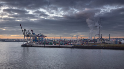 Containerterminal im Hamburger Hafen bei Sonnenaufgang 