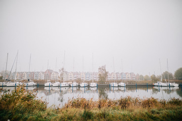 Fototapeta na wymiar Herbst-Nebel in Greifswald und Wieck am Ryck
