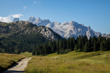 Fototapeta premium Fahrweg in einem Hochtal - Dolomiten