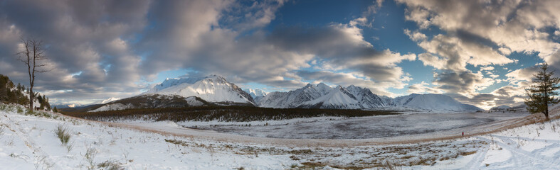 Obraz na płótnie Canvas Winter panorama of mountains on a sunny day.