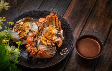 The hairy crab stripped its shell and showed its rich crab cream.