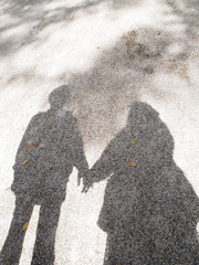 カップルの影