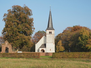 St. Johannes der Täufer Kirche beim Ehrenfriedhof in Kastel-Staadt, neben der Klause und dem Aussichtspunkt Elisensitz

