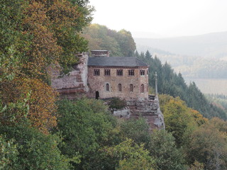 Fototapeta na wymiar Klause bei Kastel-Staadt mit Felskapelle und Grabkapelle - auf einem Plateau gegenüber von Serrig mit Blick über das Saartal 