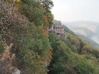 Obraz premium Klause bei Kastel-Staadt mit Felskapelle und Grabkapelle - auf einem Plateau gegenüber von Serrig mit Blick über das Saartal 