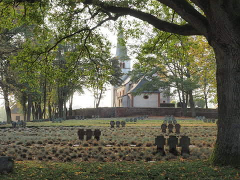 Ehrenfriedhof in Kastel-Staadt, neben der Klause und dem Aussichtspunkt Elisensitz
