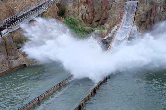 Flying splashes, big splashes of water, many splashes of water, boat sprays water. Hidden in the heart of the Polynesia PortAventura jungle.