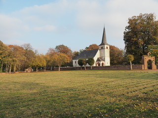 Fototapeta na wymiar St. Johannes der Täufer Kirche beim Ehrenfriedhof in Kastel-Staadt, neben der Klause und dem Aussichtspunkt Elisensitz 