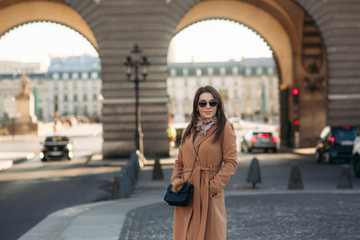 Obraz premium Beautiful lady stay in centre of the city. Sunny autumn day