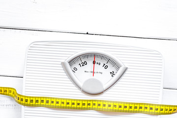 Naklejka premium floor scale and centimeter to measure wooden background top view