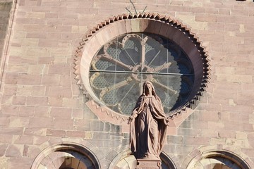 Madonna vor der gotischen Rosette