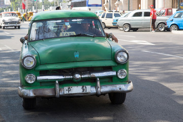 Fototapeta na wymiar Wunderschöner grüner Oldtimer auf Kuba (Karibik)