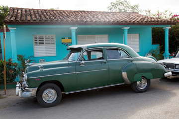 Wunderschöner grüner Oldtimer auf Kuba (Karibik)