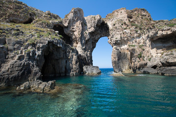 Torbogen in der Bucht von Navarino oder Pylos - Griechenland