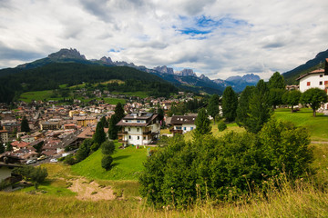 Fototapeta premium Veduta panoramica di Moena, la fata delle dolomiti