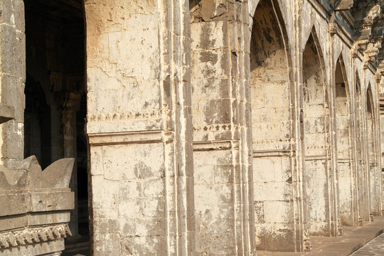 Архитектурные элементы декора усыпальницы и мечети "Ибрагим Рауза" в Биджапуре в Индии  