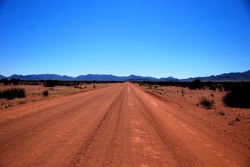 Fototapeta na wymiar Strada nel deserto del Kalahari in Namibia