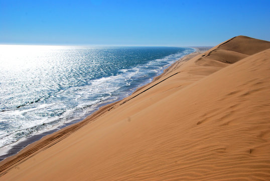 L'oceano Atlantico e il deserto del Namib vicino Swakopmund in Namibia