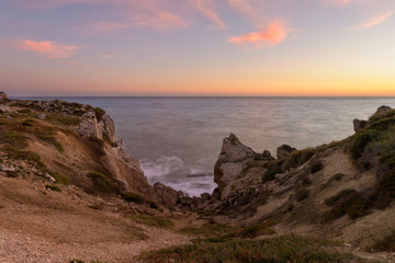 paesaggio costiero al tramonto con roccia in primo piano. Baia delle Sirene - Palma di Montechiaro