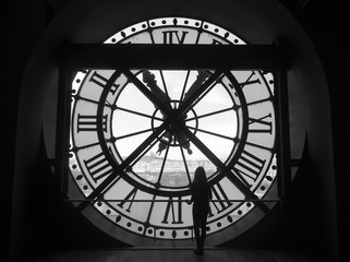 Una persona guarda il panorama attraverso l'orologio del Museo d'Orsay