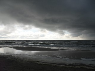 волны перед грозой, море, темное небо