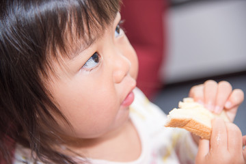 朝食を食べる子供