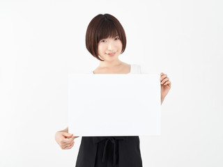 白い背景で白いボードを持つ女性