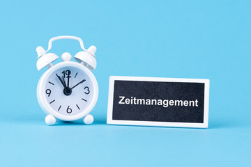Wecker mit einem Schild Zeitmanagement