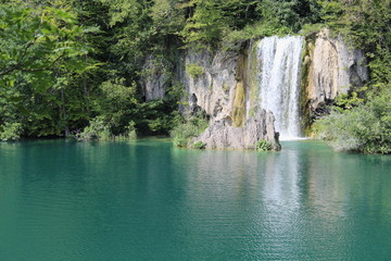Fototapeta na wymiar Cascata nel Parco Nazionale di Plitvice in Croazia 