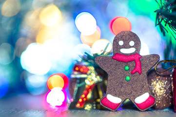Cute gingerbread man with christmas tree and blurry sparkle background, close up, bokeh, text space(copy space)