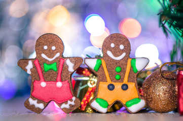 Cute gingerbread man with christmas tree and blurry sparkle background, close up, bokeh, text space(copy space)