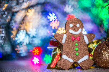 Cute gingerbread man with christmas tree and blurry sparkle background, close up, bokeh, text space(copy space)
