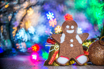 Cute gingerbread man with christmas tree and blurry sparkle background, close up, bokeh, text space(copy space)