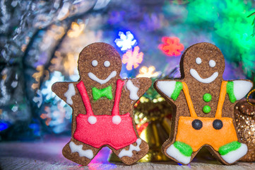 Cute gingerbread man with christmas tree and blurry sparkle background, close up, bokeh, text space(copy space)